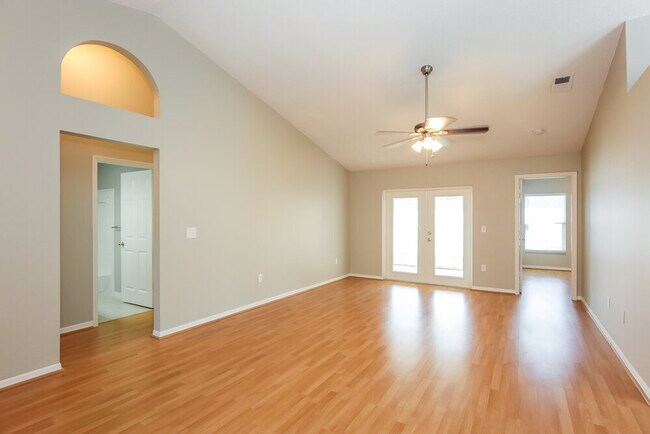 Photo - 2047 Sarah Louise Dr