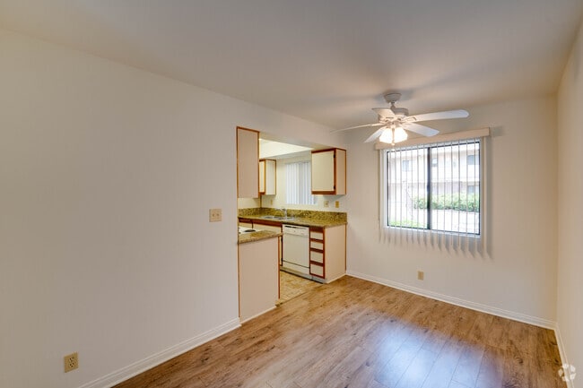 Studio, 1BA - 700SF