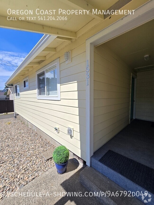 Building Photo - Updated 2bed/1bath in NE Lincoln City Rental