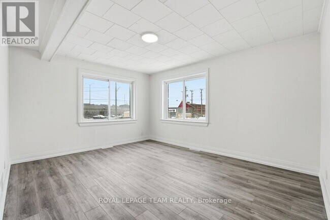 Photo - 874 Clyde Ave N Unité 1