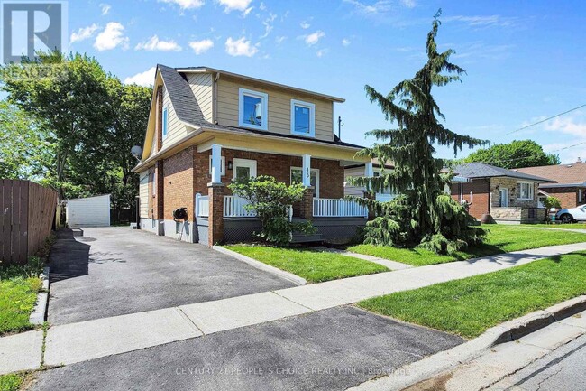 Photo - 419 Adelaide Ave W