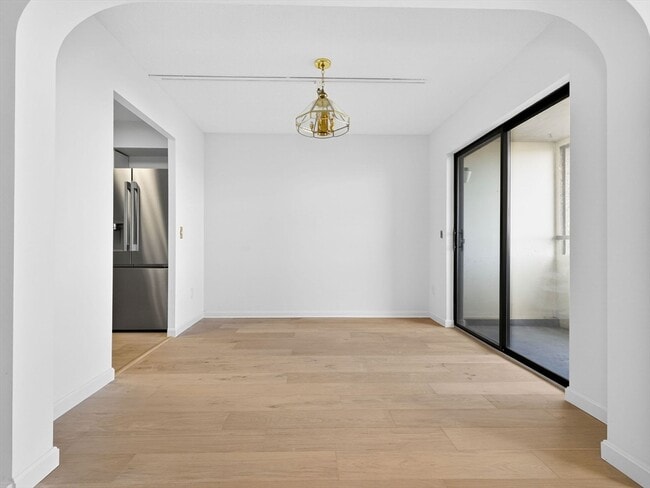 Photo - 250 Hammond Pond Pkwy Unidad 905S