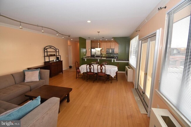 Building Photo - 1121 Arlington Blvd Unit 1011