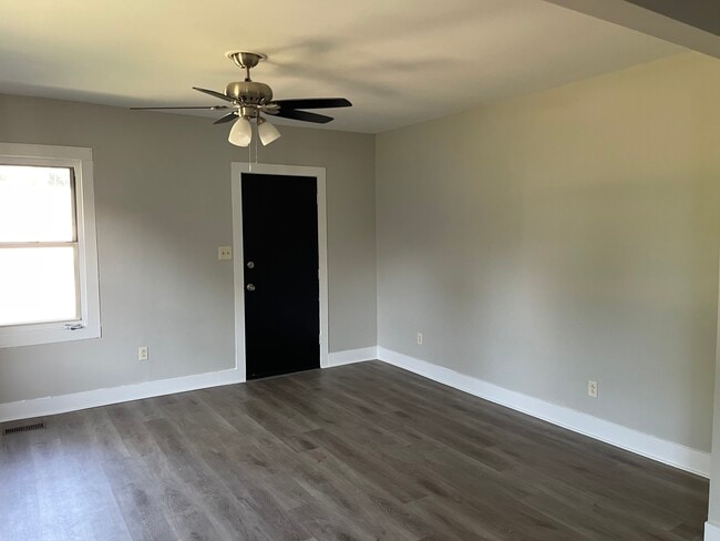 Photo - 4761 Warnock Ave