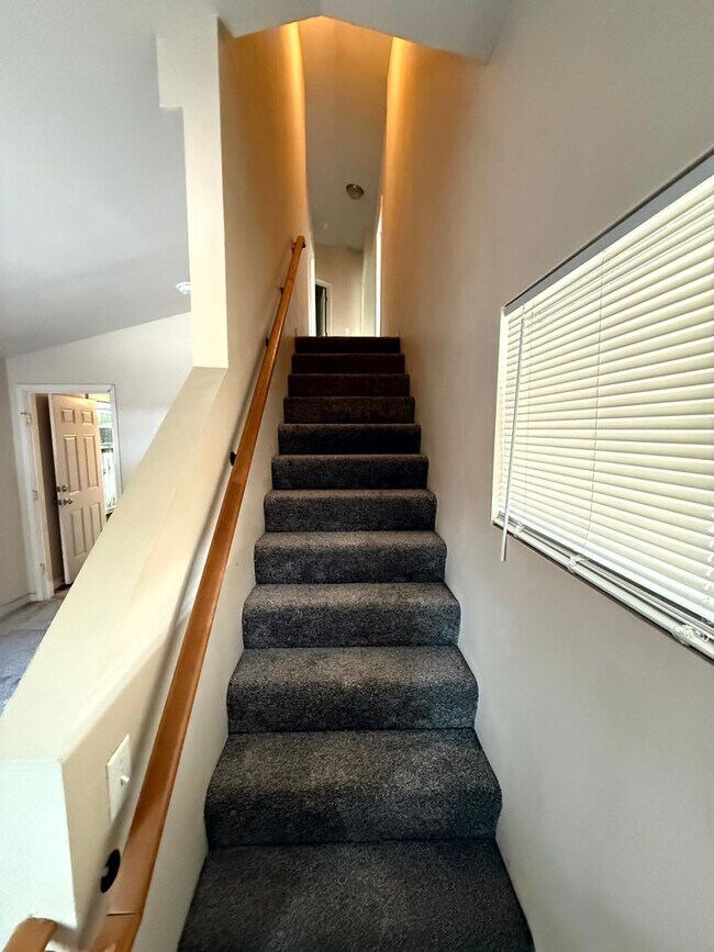 Photo - 4 Bedroom Duplex Close to U of O Campus