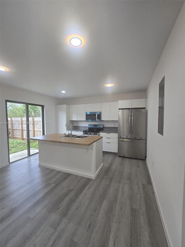 Photo - 568 NW 7th St