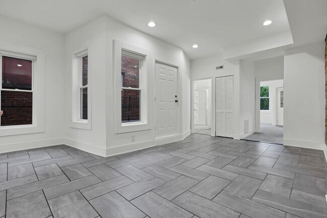 1687 1/2 Oak St - 1687 1/2 Oak St