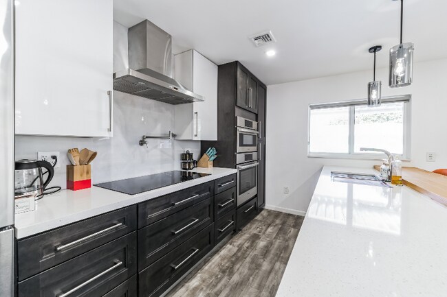 Photo - 2247 Taft St