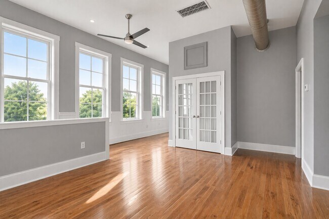 Photo - 124 W Bank St