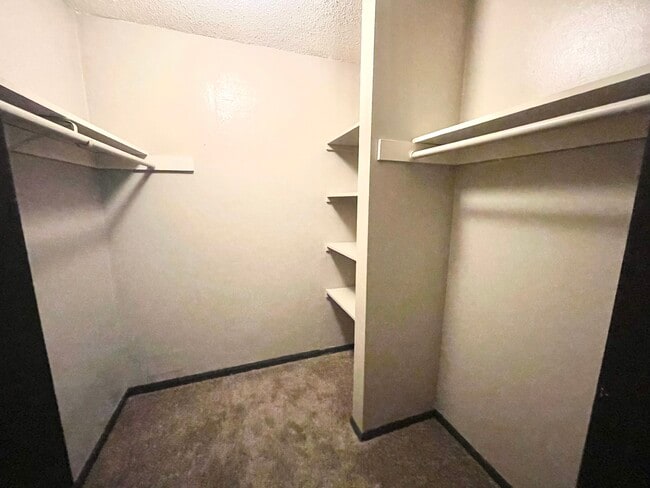 1 bedroom closet