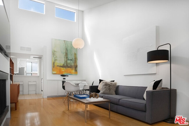 Building Photo - 943 12th St Unit 7