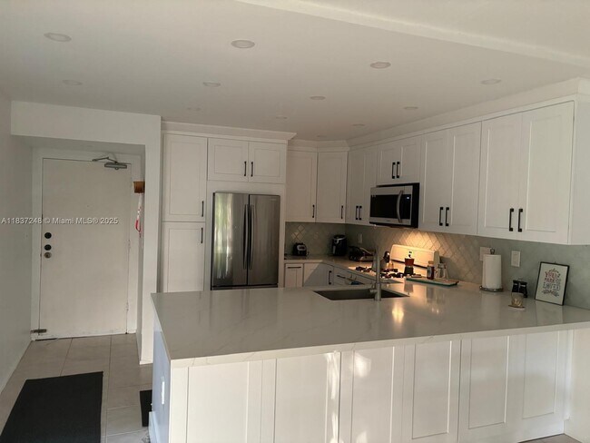 Photo - 6884 N Kendall Dr Unidad C407