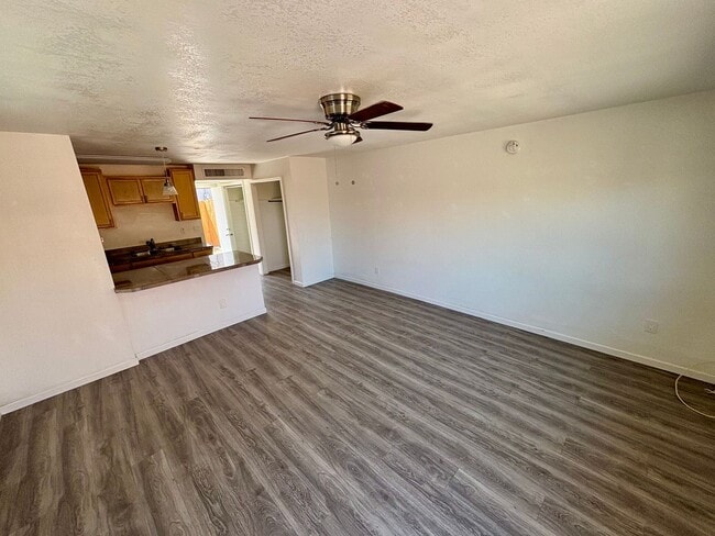 729 E Mission Ln