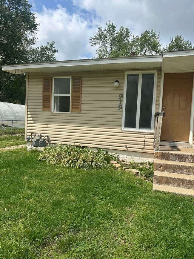 Building Photo - Your Next Home Just Dropped in Springfield!