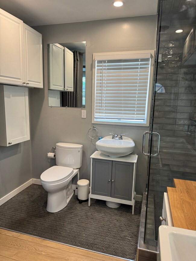 Photo - 1237 W Ofarrell St