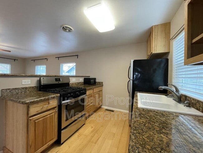 Photo - 570 E 19th St