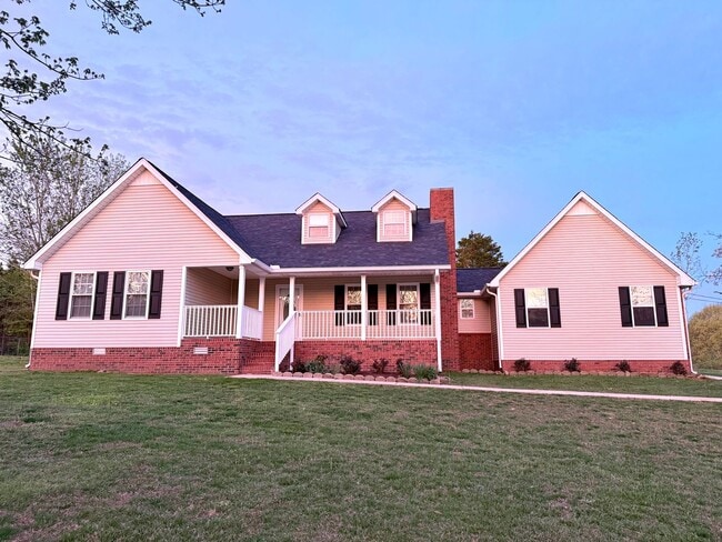 Building Photo - Newly Renovated 3 BR 2 Bath brick home