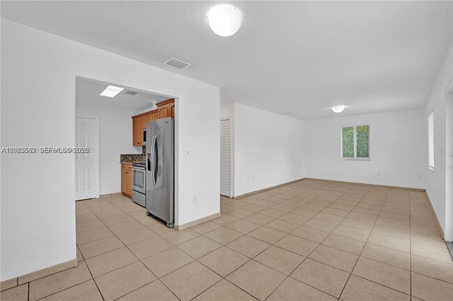Photo - 2747 SW 17th St Unidad 0