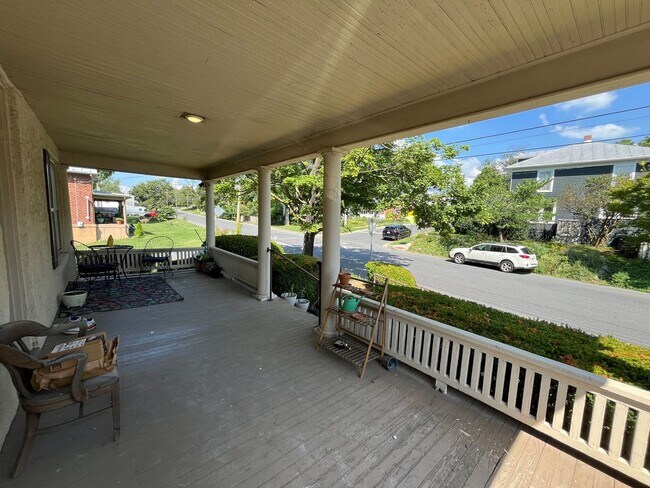 Photo - Spacious one bedroom 2nd floor apartment -...