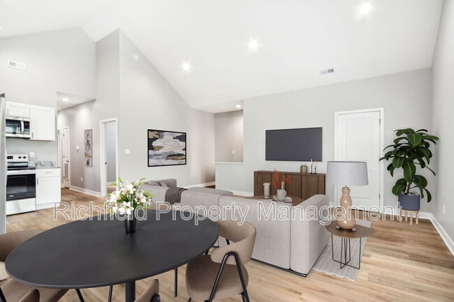 Photo - 2034-B E Maryland St