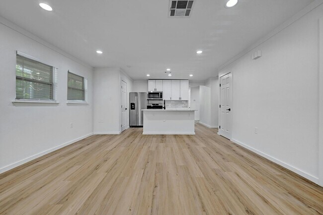 Photo - Top of the line 6 bed in West Campus!!! 1913!!!