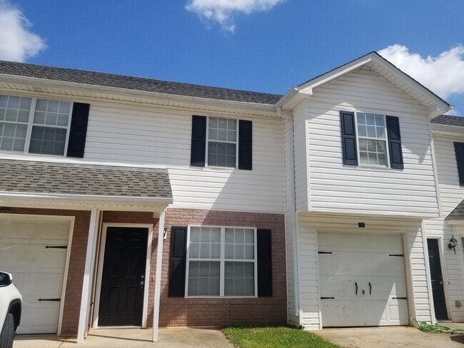 Building Photo - 3 Bedroom Townhouse in Villa Rica