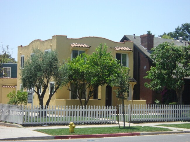 Building Photo - 1250 E Villa St Unit 1250
