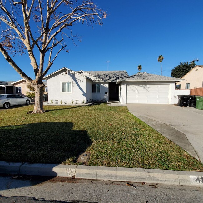 Large 4bedroom house in Covina! - Large 4bedroom house in Covina!