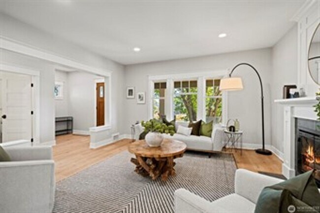 Photo - Grand 4 bedroom Wallingford Home with Nann...