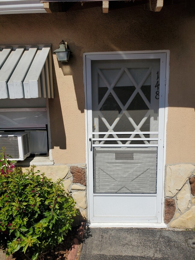 Photo - 148 N Beachwood Dr Unit Studio apt. Inc utilities