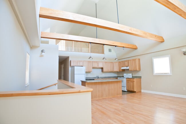 Building Photo - 3255 N Oakland Ave Unit Upper