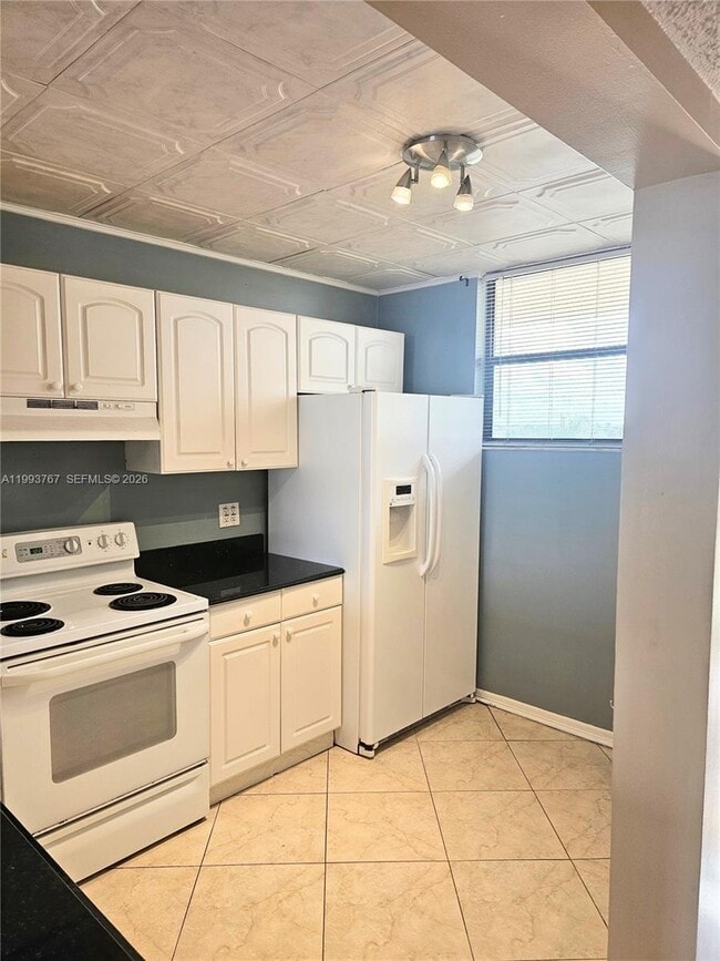 Building Photo - 114 Lake Emerald Dr Unit 409