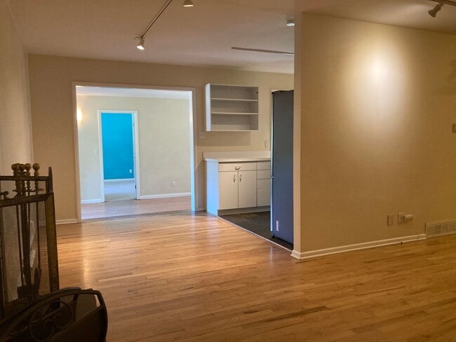 Photo - Huge 5BR, large yard, fireplace, big rooms! (Bellaire)