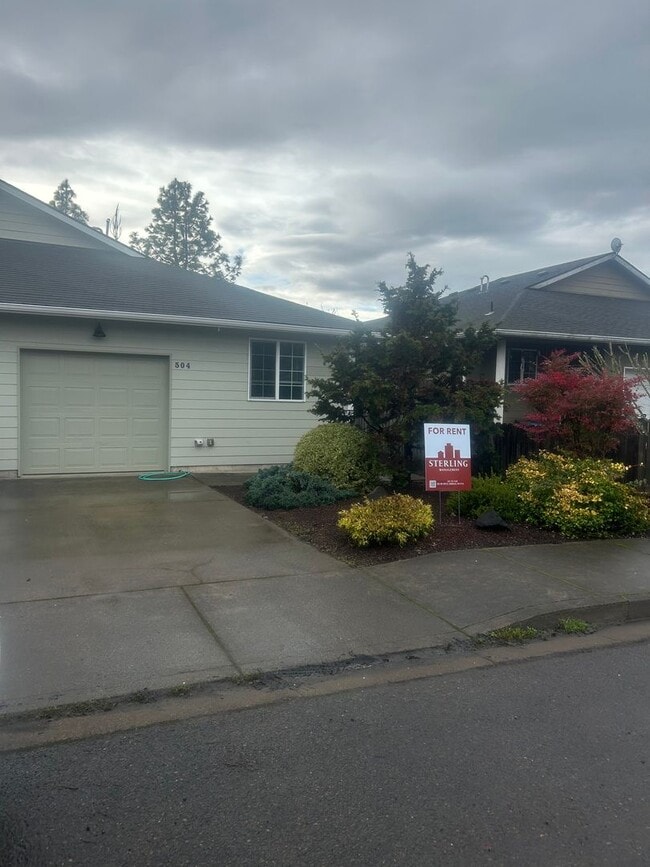 Building Photo - (870) College Street Duplex - 4 Bedroom / 2 Bathroom Unit 504