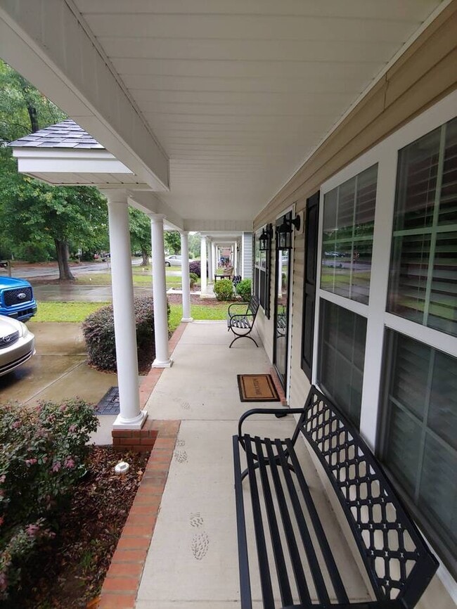 Photo - College students welcome