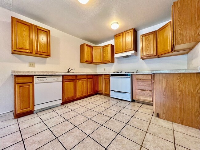 Photo - AVAILBLE NOW!! 2 Bed / 1 Bath Apartment in... Unit 03