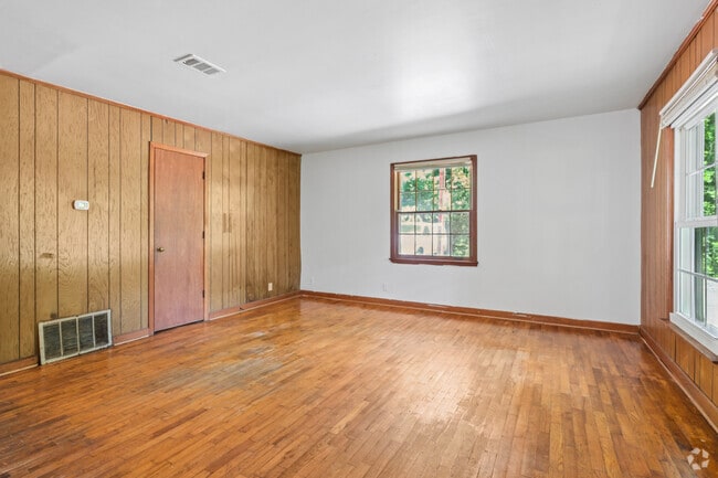 2BR, 1BA - 795SF - Living Room