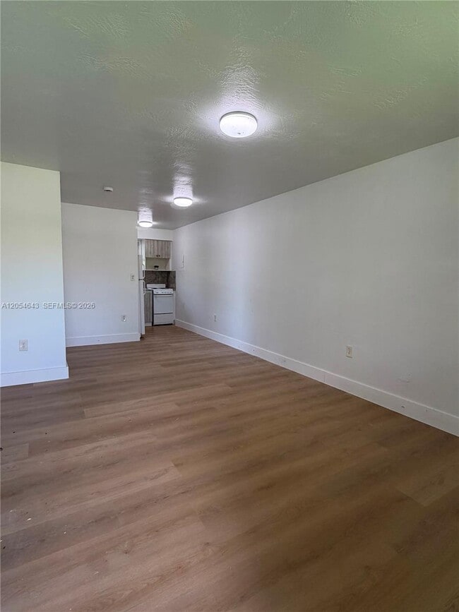 Photo - 1465 W 28th St Unidad 4
