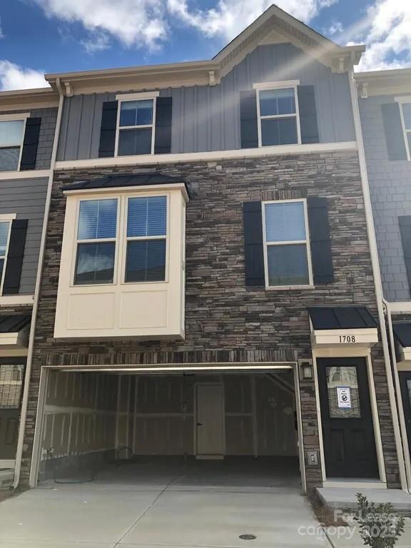 Building Photo - 1708 Town Oak Ln