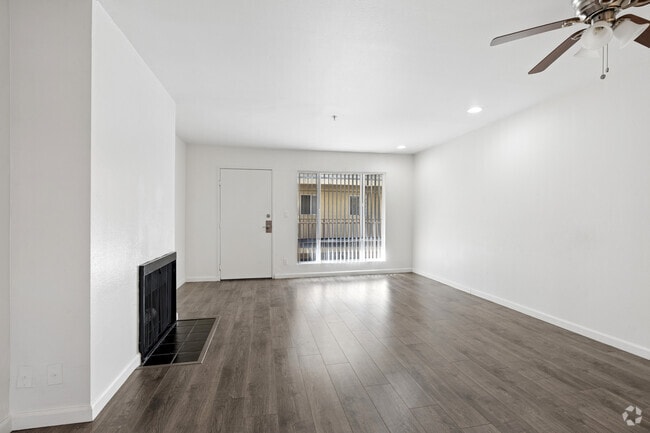 1BR, 1BA - 600SF - Living Room