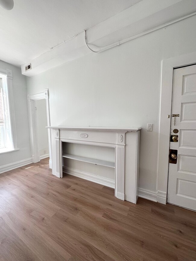 Living room - 1047 N California Ave Unit #2