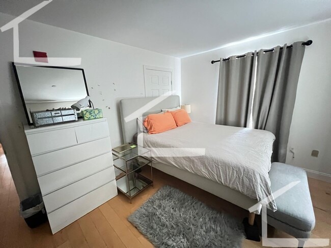 Building Photo - Great 1 bedroom condo available NOW - Northeastern