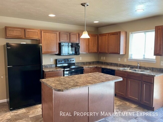 Building Photo - Amazing 3 Bedroom 2.5 Bath townhome in Harrisburg