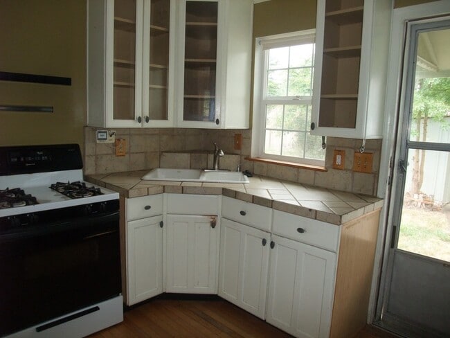 Photo - Adorable Little House Just A Few Blocks From The Campus