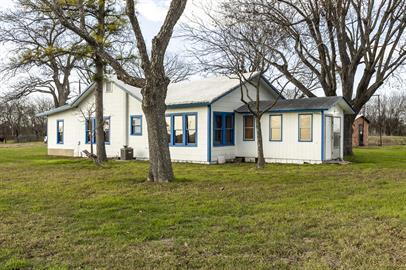 "Charming 3-Bedroom Home in LaCoste, TX – Cozy 1216 Sq Ft with Full Bath!"