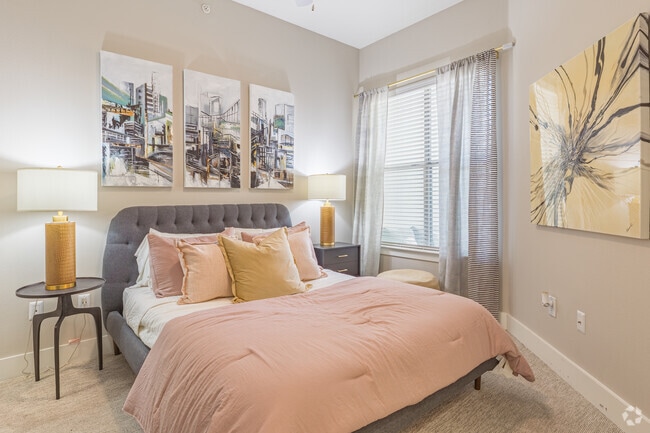 1BR, 1BA - 679SF - Bedroom