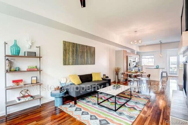 Photo - 2345 Walnut St