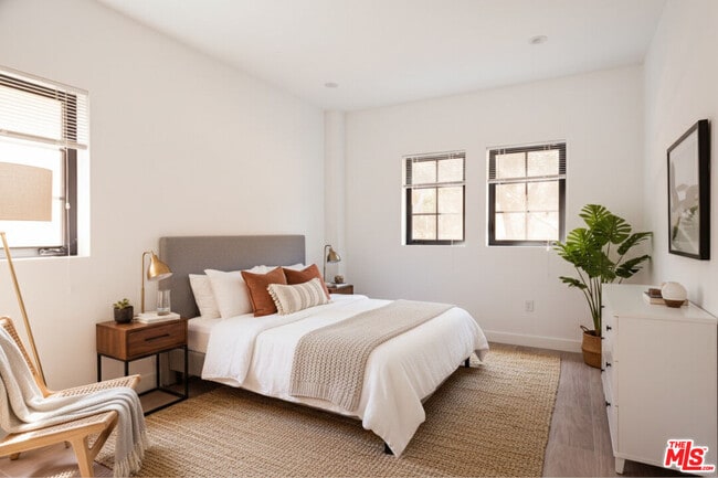 Photo - 1238 W 30th St Unidad 1238.1