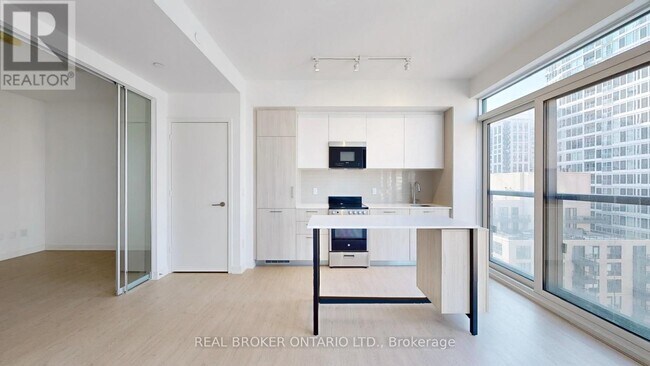 Photo - 65 Mutual St Unit 1505