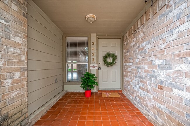 Photo - 2022 Highland Hills Dr